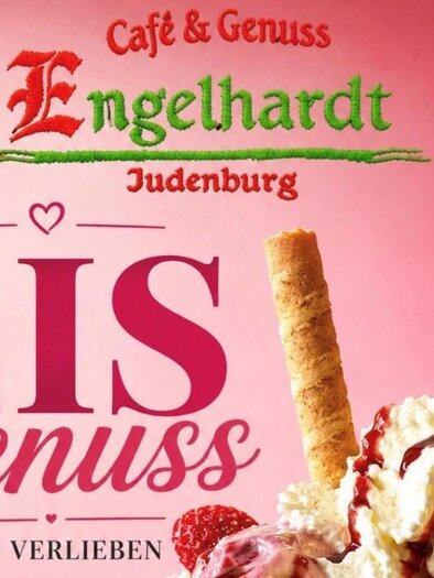 Ein verführerisches Eis mit Sahne und Fruchtsoße. Das Bild stammt aus dem Café Engelhardt in Judenburg. | © Cafe & Genuss Engelhardt