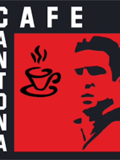 Ein stilisiertes Logo für ein Café mit dem Namen "Café Cantona". Es zeigt eine Tasse Kaffee und eine Silhouette eines Mannes auf rotem Hintergrund. | © Cafe Cantona