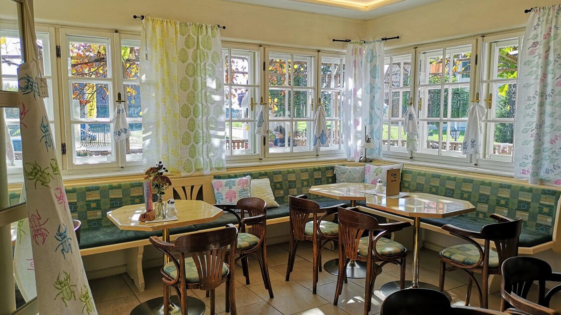 Ein heller, einladender Raum mit großen Fenstern und gemütlichen Tischen. Die Einrichtung ist modern und freundlich gestaltet. | © Cafehaus Ebner