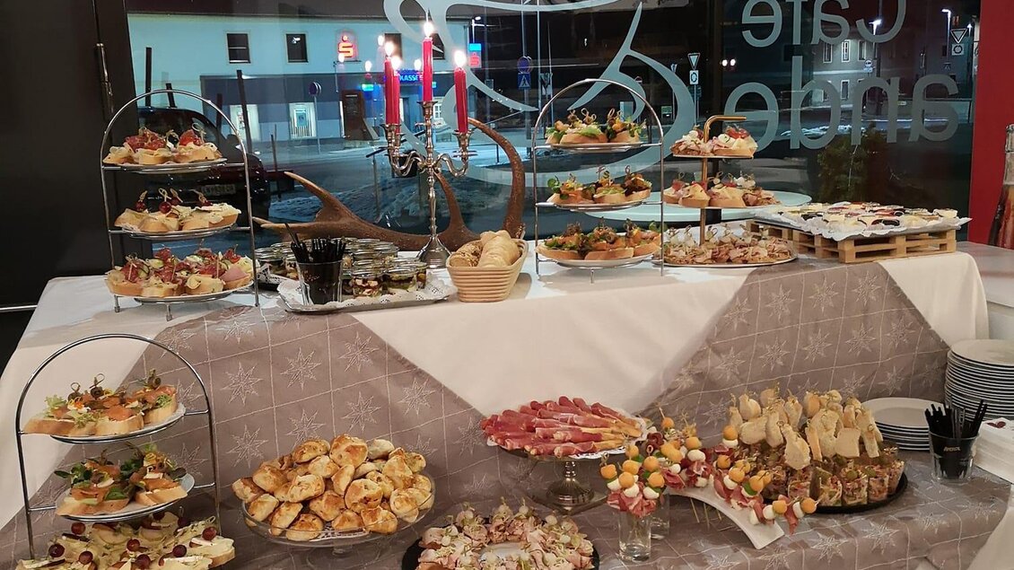 Ein reich gedeckter Tisch mit verschiedenen Köstlichkeiten und Snacks. Es gibt kleine Häppchen und Süßigkeiten auf mehreren Etagen. | © Cafe Gande