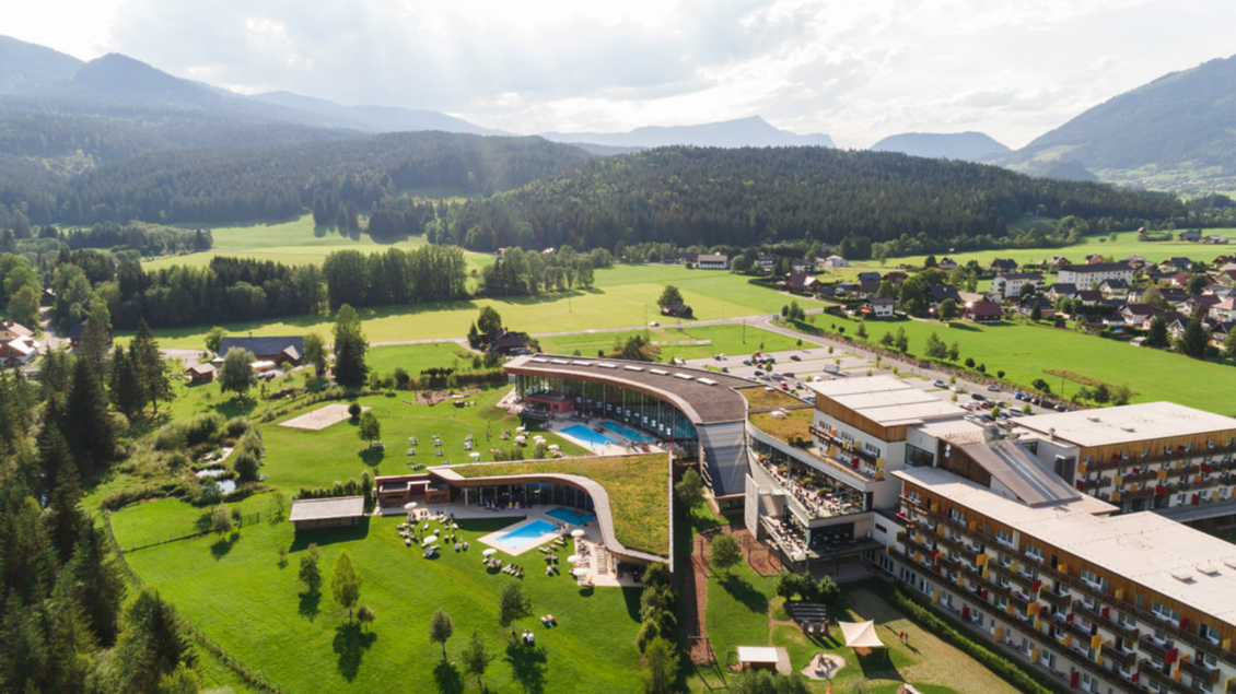 <p><p>Das Aldiana Clubhotel mit  Pools, umgeben von grünen Wiesen und den Bergen des Ausseerlandes. Die schöne Landschaft lädt zur Entspannung und Erholung ein.</p></p> | © Aldiana Salzkammergut