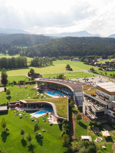 <p><p><p>The Aldiana Clubhotel with pools, surrounded by green meadows and the mountains of the Ausseerland. The beautiful landscape invites relaxation and rejuvenation.</p></p></p> | © Aldiana Salzkammergut