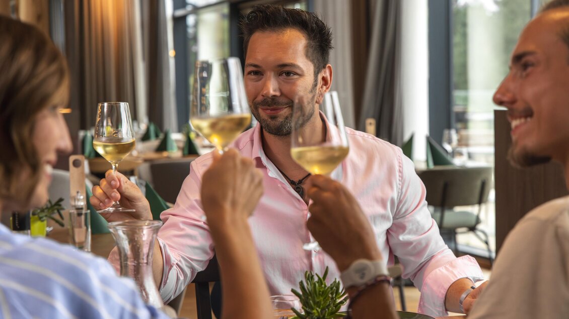 <p>Ein gemütlicher Weinabend mit Freunden im Aldiana Club in Bad Mitterndorf.</p> | © Aldiana GmbH