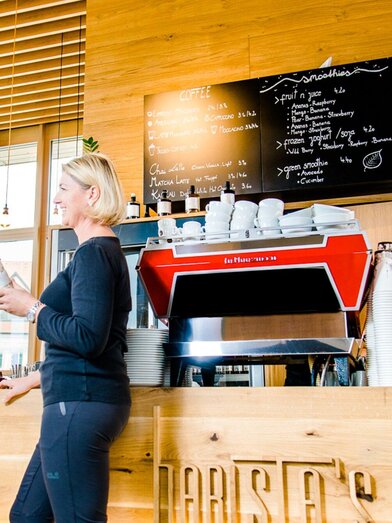 Coffeshop Barista's Theke mit Gästen | © TV Region Graz - Mias Photoart | © TV Region Graz - Mias Photoart