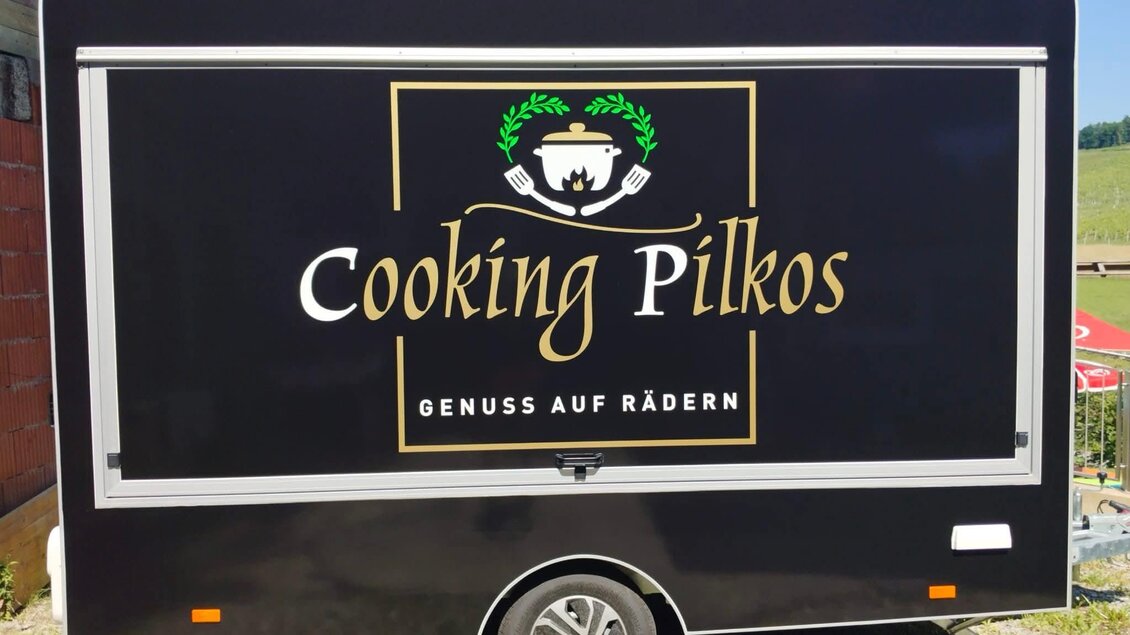 Ein schwarzer Food-Truck mit dem Namen "Cooking Pilkos". Er bietet kulinarische Genüsse auf Rädern an. | © Familie Pilkos