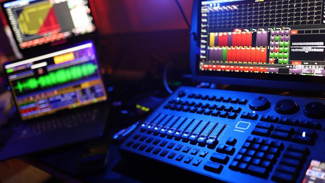 Ein professionelles Musik-Setup mit einem Mischpult und mehreren Bildschirmen. Die Bildschirme zeigen verschiedene Audio- und Videoanalysen. | © pixabay