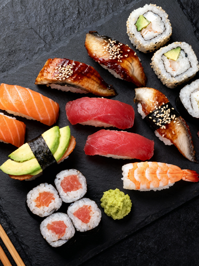 Auswahl an Sushi auf schwarzer Schieferplatte. | © Perplexity_Benedikt Trummer