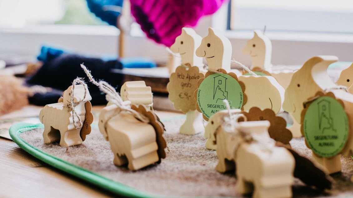 Bunte Holzspielzeuge in Form von Pferden stehen auf einem Untergrund. Sie sind liebevoll verziert und laden zum Spielen ein. | © TV Region Graz - Mias Photoart