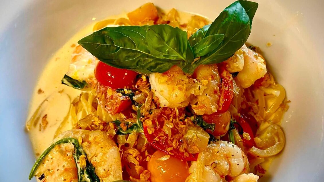 Ein köstliches Pasta-Gericht mit Shrimps, Kirschtomaten und frischem Basilikum. Die cremige Sauce verleiht dem Essen einen reichhaltigen Geschmack. | © Sabine Marschnig
