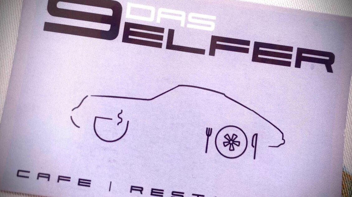 Ein minimalistisches Logo für ein Café oder Restaurant mit dem Namen "Das Elfer". Es zeigt eine skizzierte Autoform mit einem Teller und Besteck. | © Sabine Marschnig