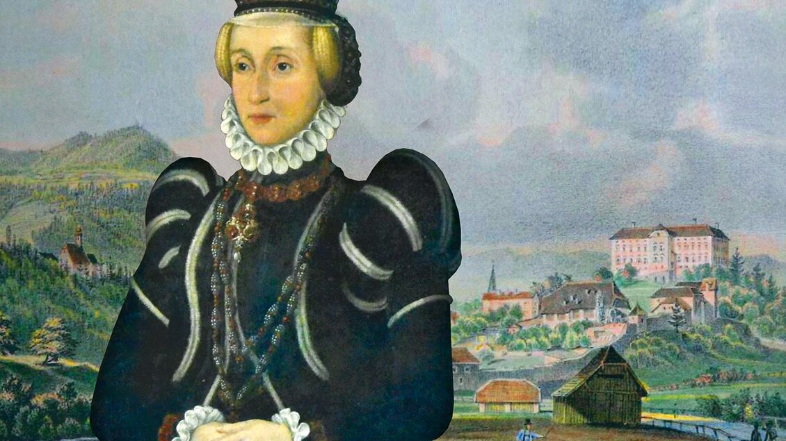 Ein historisches Porträt einer Frau in traditioneller Tracht vor einer ländlichen Landschaft. Im Hintergrund sind Hügel und Gebäude zu sehen. | © Stadt Murau