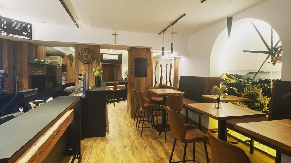 Ein stilvolles Restaurant mit Holzinterieur und modernen Stühlen. Die gemütliche Atmosphäre wird von sanftem Licht und einer ansprechenden Dekoration ergänzt. | © Der Südsteirer_Warasdin