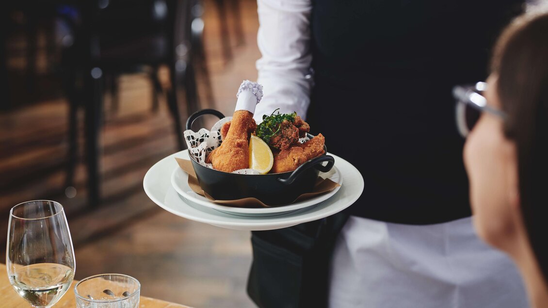 Serviertes Backhendl in einer Pfanne mit Zitronenspalte im Restaurant Der Steirer in Graz. | © Florian Weitzer Hotels & Restaurant