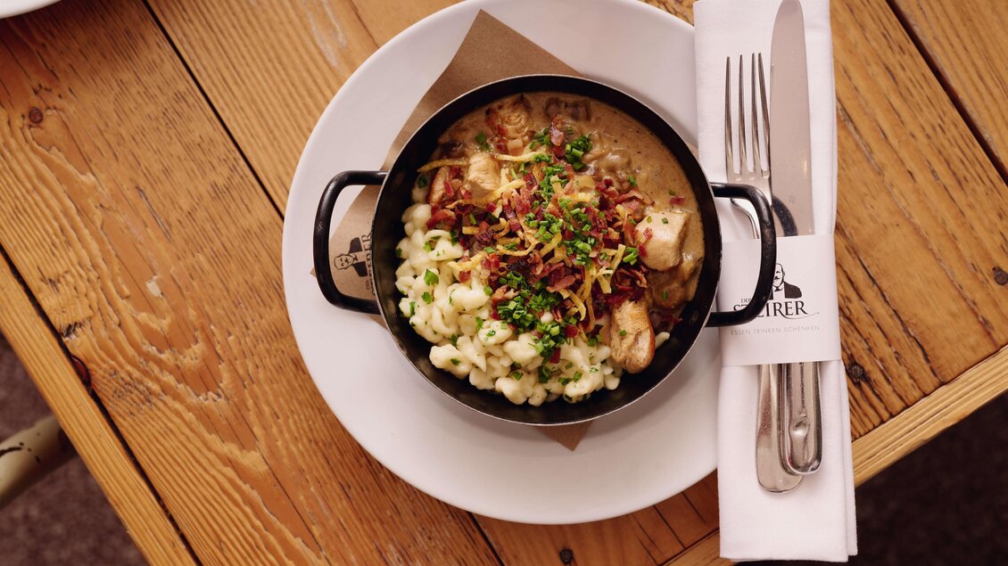 Pfannengericht mit Eiernockerln, Hühnerfleisch und Röstzwiebeln im Restaurant Der Steirer in Graz. | © Florian Weitzer Hotels & Restaurants