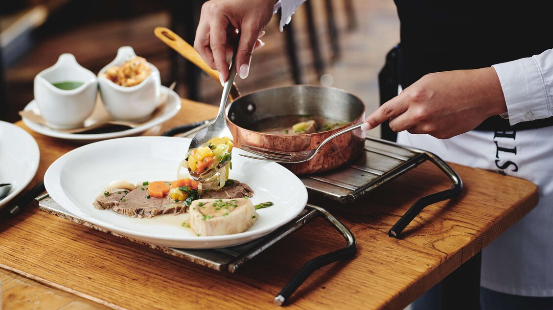 Tafelspitz wird mit Gemüse und Brühe im Restaurant Der Steirer in Graz serviert. | © Florian Weitzer Hotels & Restaurants