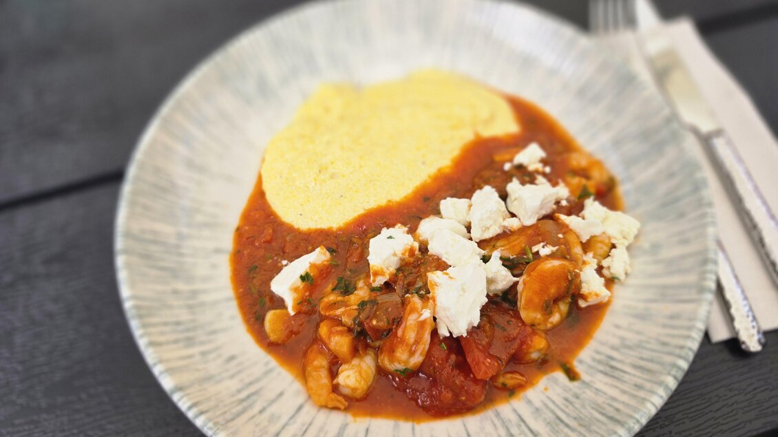 Ein Teller mit einer köstlichen Mischung aus tomatensauce, Geflügel und Feta-Käse. Dazu serviert ist ein Beilagenhäufchen, möglicherweise aus Couscous oder einer ähnlichen Zutat. | © Oststeiermark Tourismus