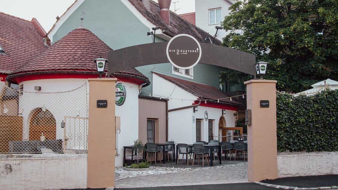 Ein einladendes Restaurant mit Außenbereich und gemütlichen Sitzgelegenheiten. Die Fassade ist rustikal und gut gepflegt, umgeben von Bäumen. | © Oststeiermark Tourismus