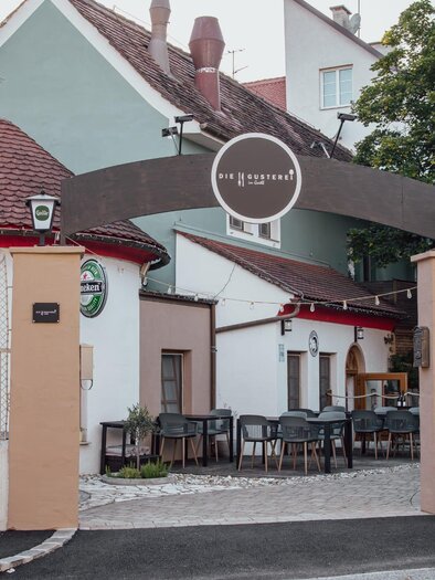 Ein einladendes Restaurant mit Außenbereich und gemütlichen Sitzgelegenheiten. Die Fassade ist rustikal und gut gepflegt, umgeben von Bäumen. | © Oststeiermark Tourismus
