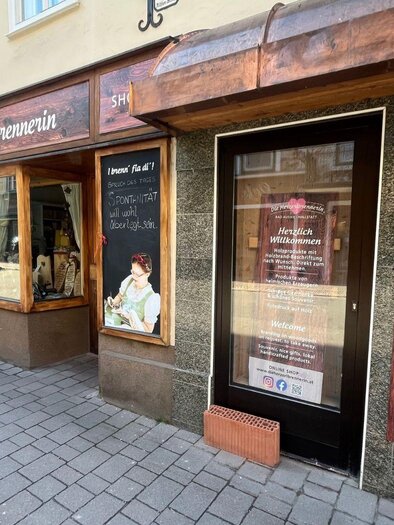 The "Herzerlbrennerini" is a souvenir and decoration shop in Bad Aussee. The owner, Barbara, specializes in hand-engraved hearts made of wood. | © TVB Ausseerland Salzkammergut