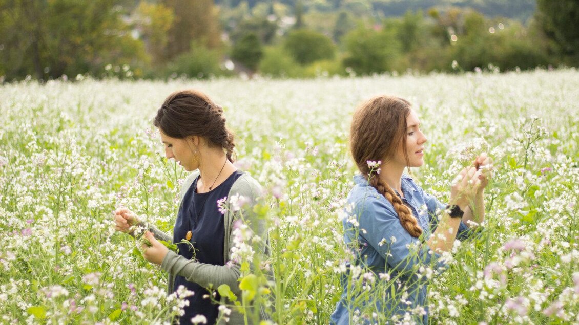 <p>Die wilden Schwestern in der Blumenwiese in Bad Gleichenberg.</p> | © Wilde Schwestern