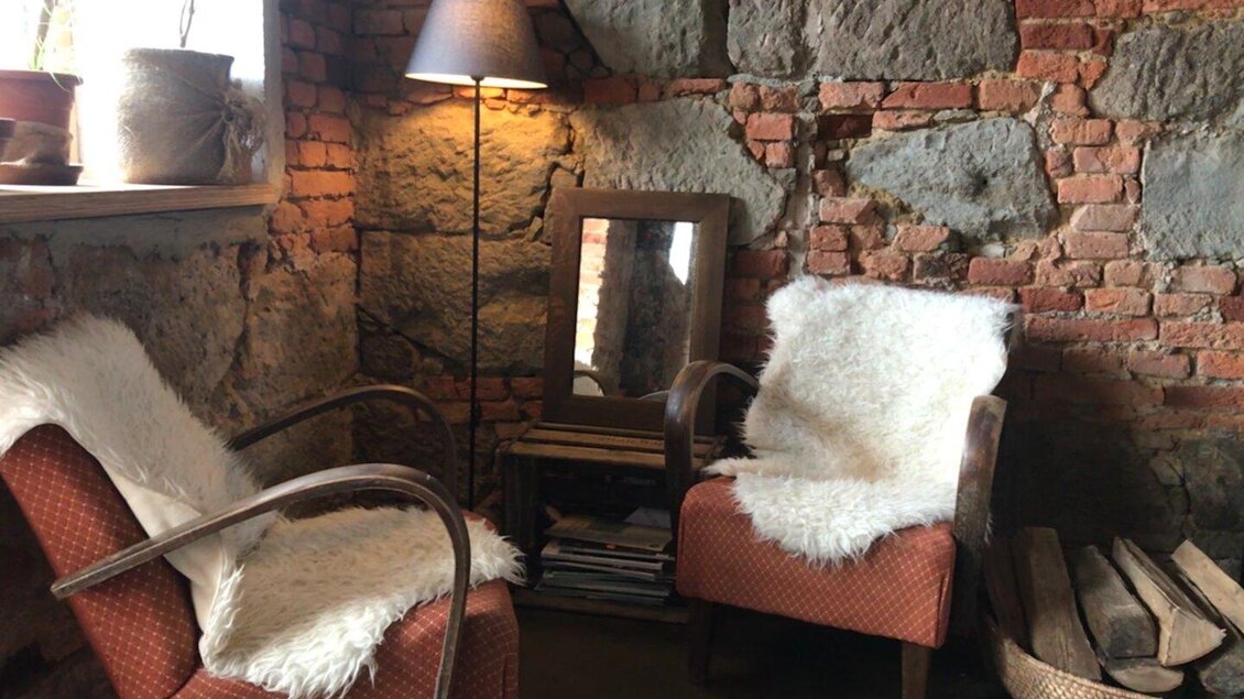 <p>Gemütliche Lounge in der Genusswerkstatt der Wilden Schwestern in Bad Gleichenberg.</p> | © Wilde Schwestern