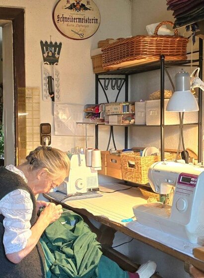 Altaussee, Schneiderin, Karin Lipburger, Dirndl in | Stephanie Bor | © Stephanie Bor