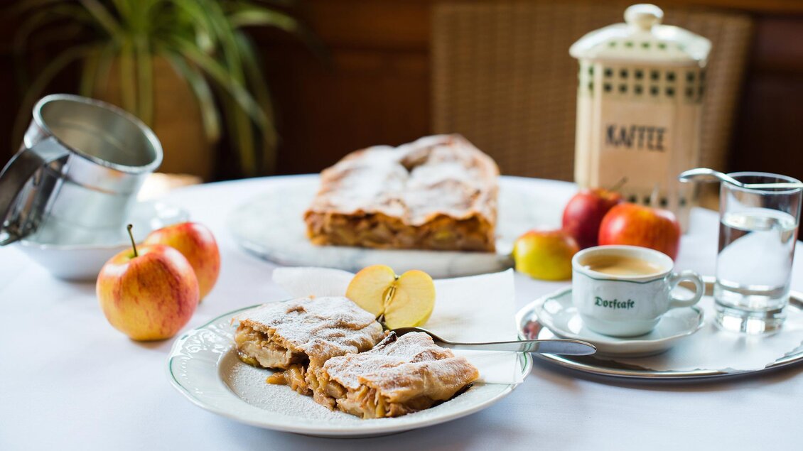 Apfelstrudel mit Kaffee | © Dorf Café