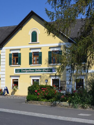 Außenansicht Dorfgasthaus Seiler-Ziegler | © Riedenbauer