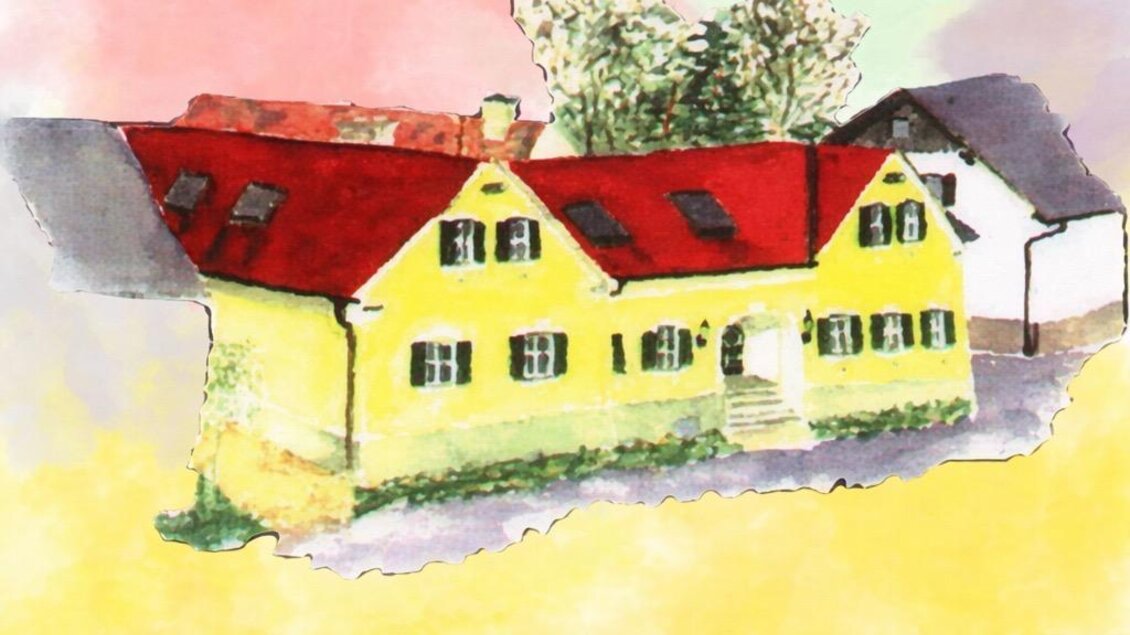 Ein gelbes Haus mit rotem Dach steht in einer malerischen Umgebung. Im Hintergrund sind blühende Bäume und sanfte Farbverläufe zu sehen. | © Johannes Heschl