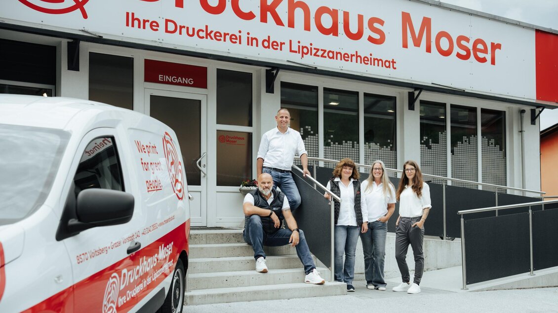 Fünf Mitarbeiter vor dem Druckhaus Moser mit Firmenfahrzeug in der Lipizzanerheimat. | © Bernd Grosseck