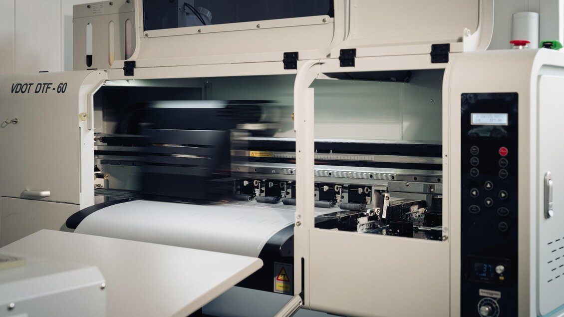 Großformatige Druckmaschine im Druckhaus Moser während des Druckvorgangs auf einer weißen Materialbahn. | © Bernd Grosseck