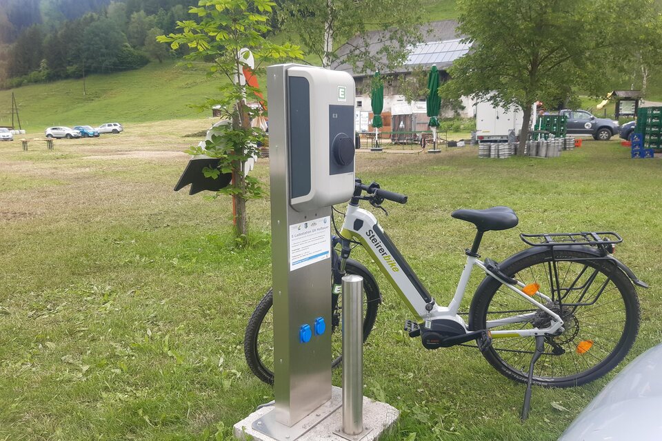 E-Bike Charging Station Gasthaus Hofbauer - Impression #1 | © Tourismusverband Oststeiermark