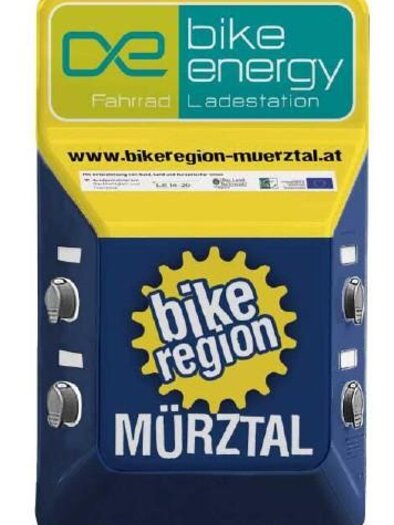 Eine Ladestation für Fahrräder in der Region Mürztal. Sie bietet Energiemöglichkeiten für Fahrradfahrer.