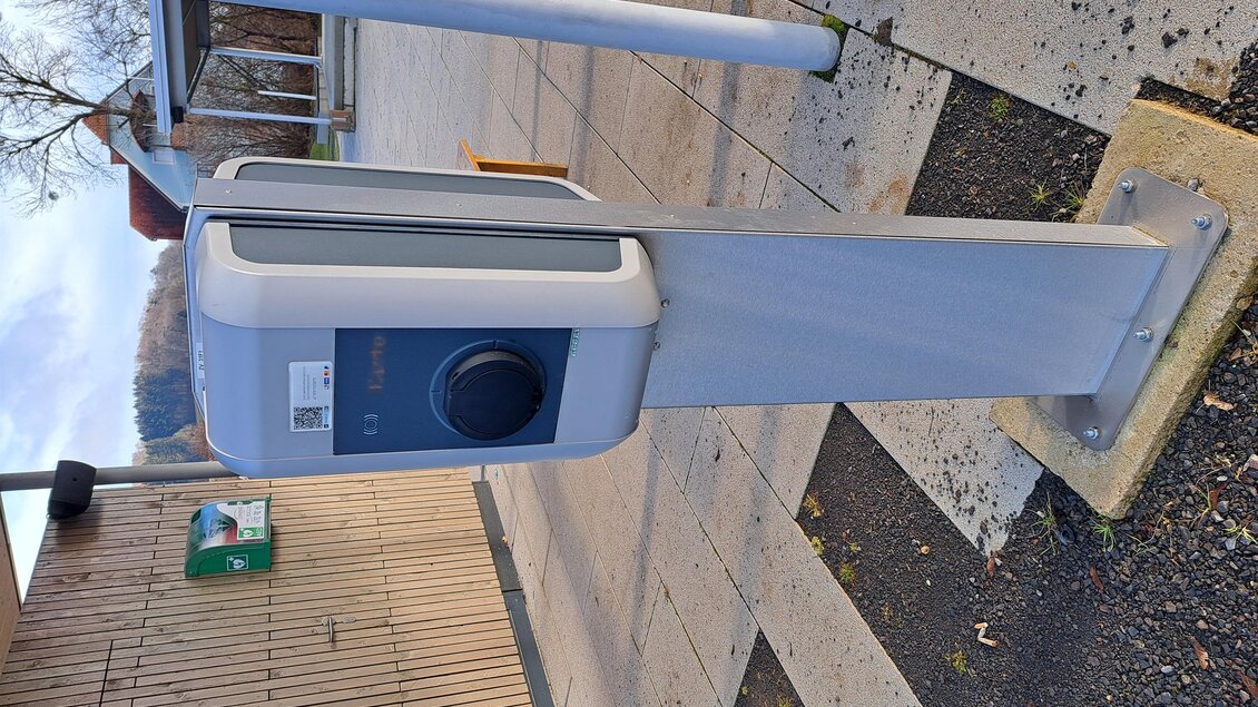 Eine E-Ladestation auf einem Parkplatz. Sie ist modern und auf einem stabilen Sockel montiert. | © Gemeinde Edelsbach bei Feldbach