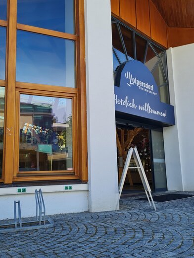 E-bike charging station in front of the spa | © Thermen- & Vulkanland