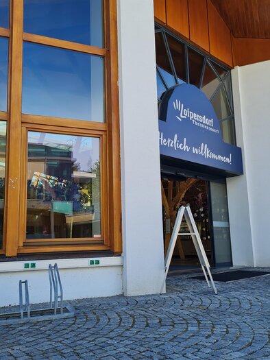 E-Bike Ladestation beim Thermeneingang | © Thermen- & Vulkanland