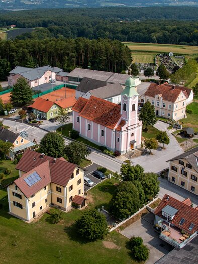 Eine ruhige ländliche Ansiedlung mit einer Kirche und schönen Wohngebäuden. Umgeben von sanften Hügeln und grünen Feldern. | © Gemeinde Buch-St. Magdalena