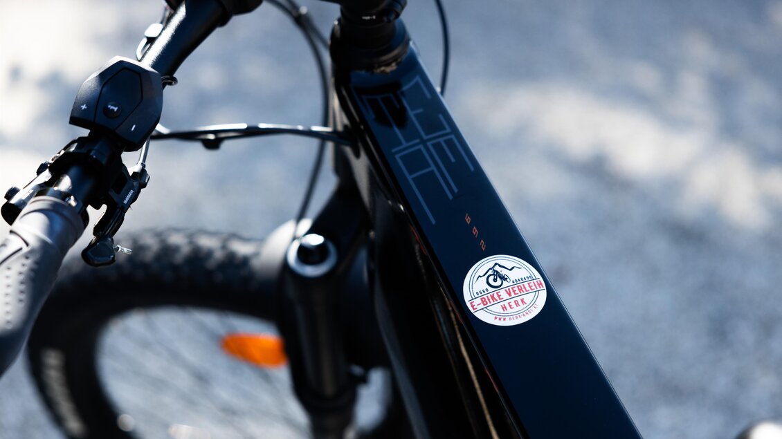 Ein modernes Mountainbike in Schwarz. Die Nahaufnahme zeigt den Lenker und einen Aufkleber auf dem Rahmen. | © Kerstin Godl