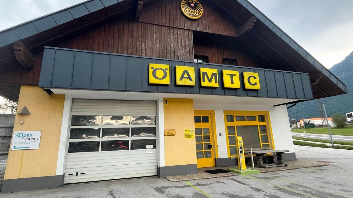 Beim ÖAMTC Stützpunkt in Bad Aussee stehen zwei E- Ladestellen zur Verfügung. Die Ladestelle befindet sich an der vorderen Seite vom gelben Gebäude. | © TVB Ausseerland- Salzkammergut_Nathalie Schröttenhamer