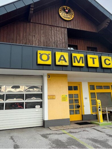 At the ÖAMTC base in Bad Aussee, there are two e-charging stations available. The charging station is located at the front side of the yellow building. | © TVB Ausseerland- Salzkammergut_Nathalie Schröttenhamer