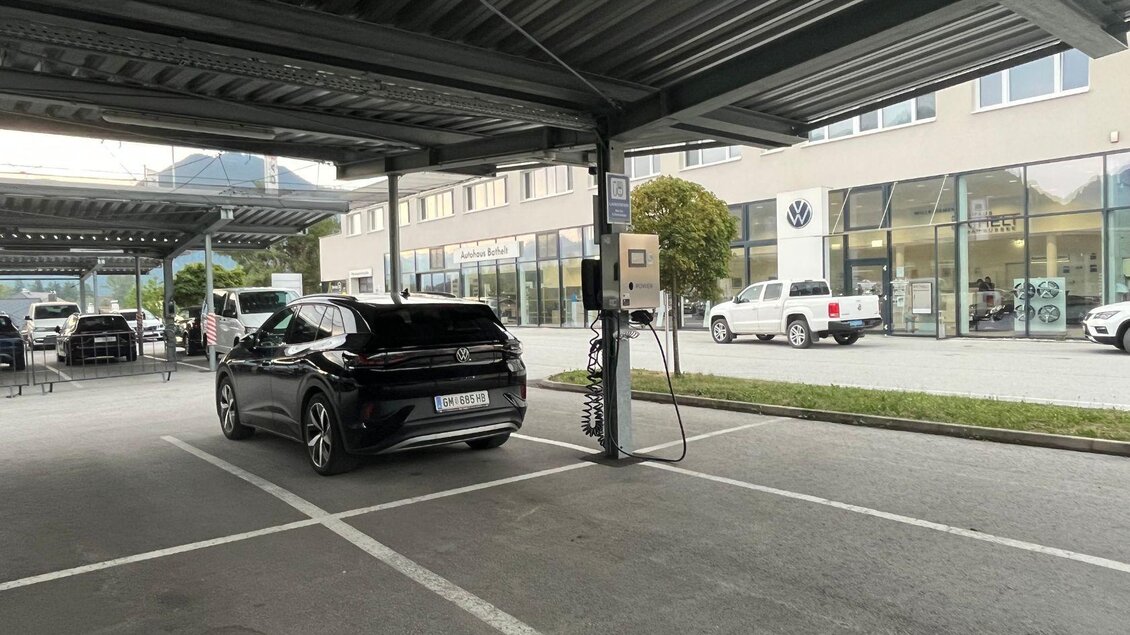 Ein E- Auto steht gerade bei einer E-Ladefläche am Gelände des Autohaus Bathelt in Bad Aussee. | © TVB Ausseerland- Salzkammergut_Nathalie Schröttenhamer