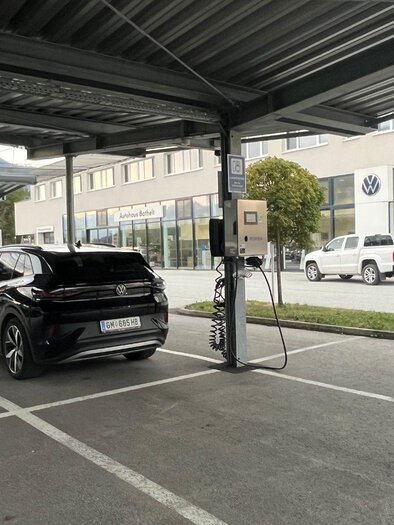 An electric car is currently at a charging station on the premises of the Bathelt car dealership in Bad Aussee. | © TVB Ausseerland- Salzkammergut_Nathalie Schröttenhamer