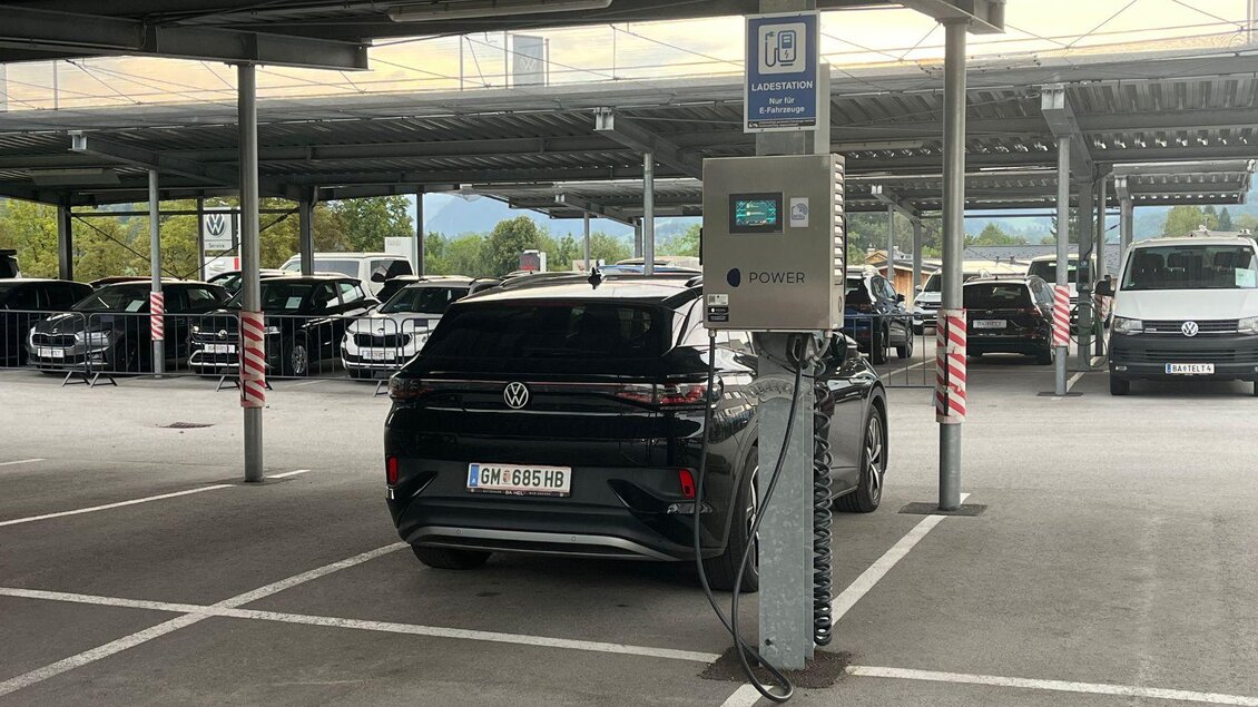 Ein Elektroauto steht an einer Ladesäule in einem Parkhaus. Im Hintergrund sind weitere Fahrzeuge zu sehen. | © TVB Ausseerland- Salzkammergut_Nathalie Schröttenhamer