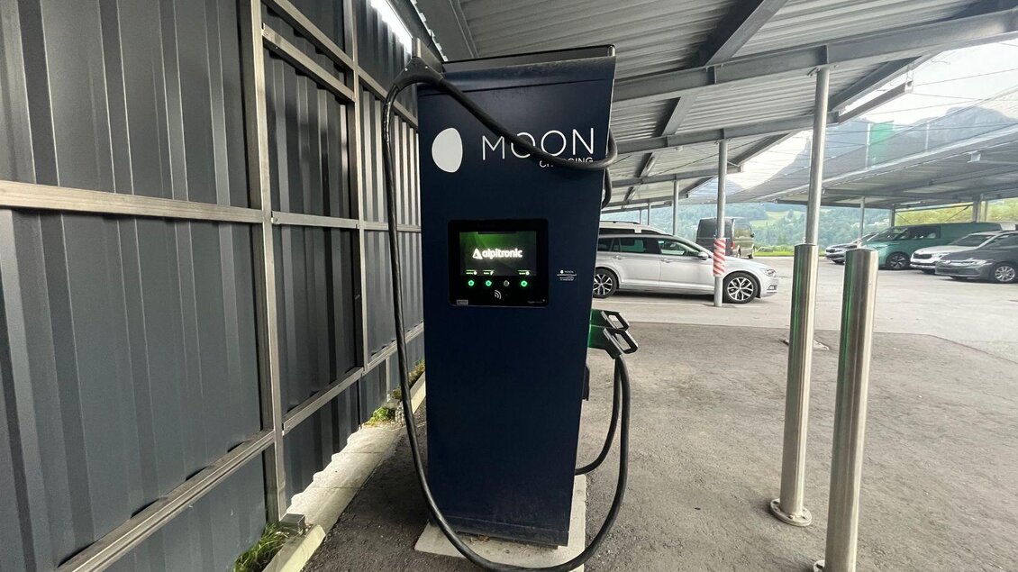 Ladesäule Moon, Autohaus Bathelt, Bad Aussee | © TVB Ausseerland- Salzkammergut_Nathalie Schröttenhamer