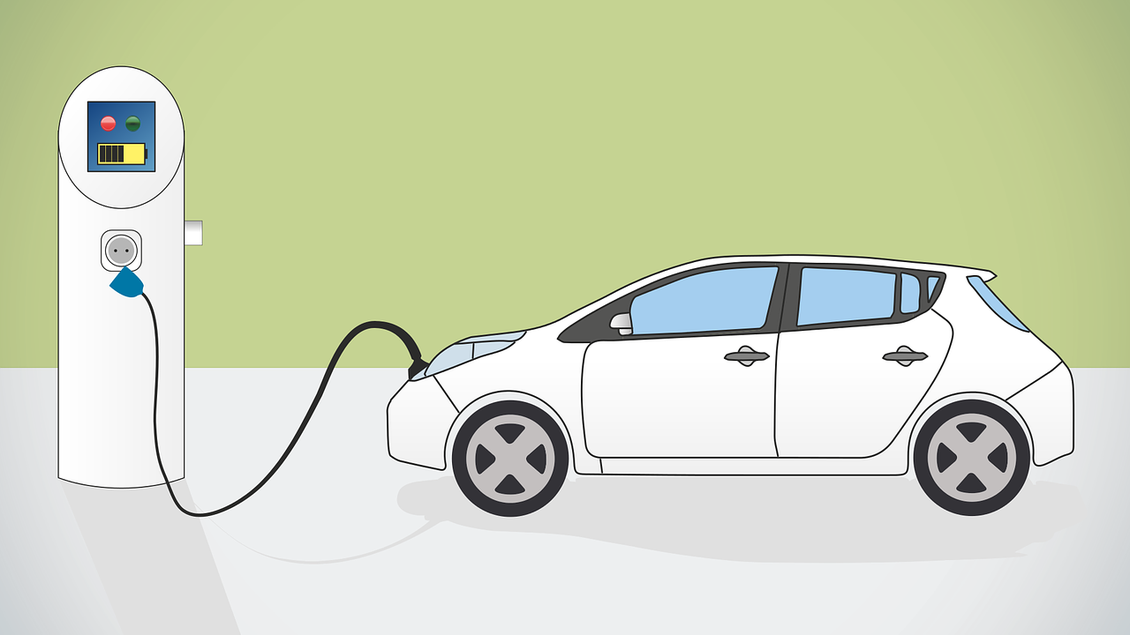 Ein Elektroauto steht an einer Ladestation und wird aufgeladen. Die Ladestation hat ein digitales Display und ein Kabel, das mit dem Fahrzeug verbunden ist. | © pixabay