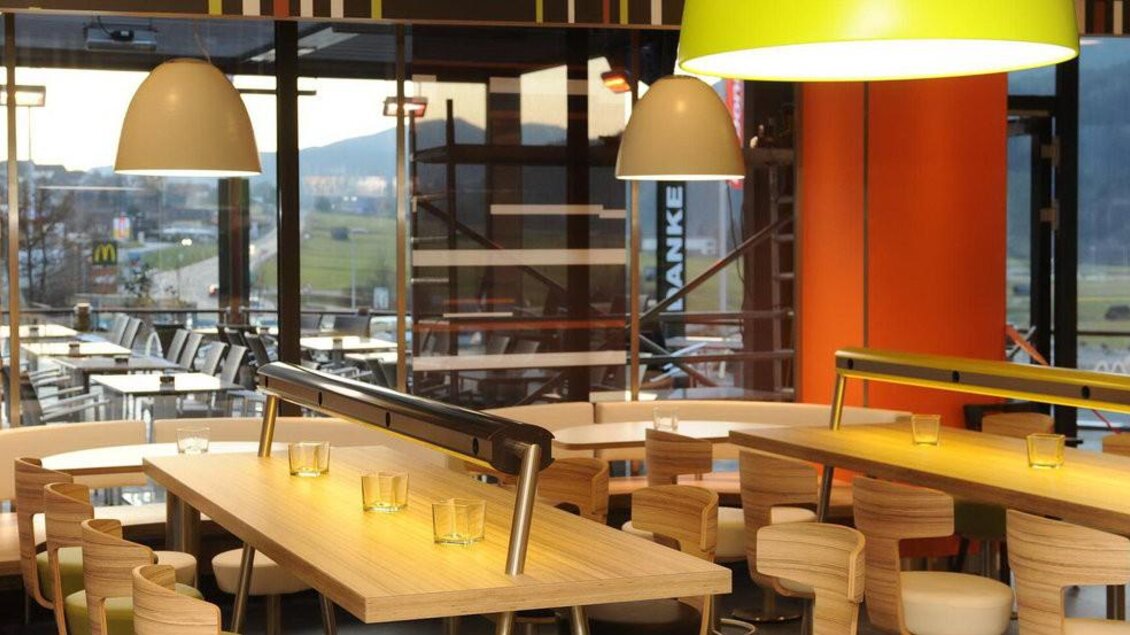 Ein modernes Restaurant mit großen Fenstern und einer ansprechenden Inneneinrichtung. Die Tische sind aus Holz und die Atmosphäre ist hell und freundlich. | © Hauser Kaibling