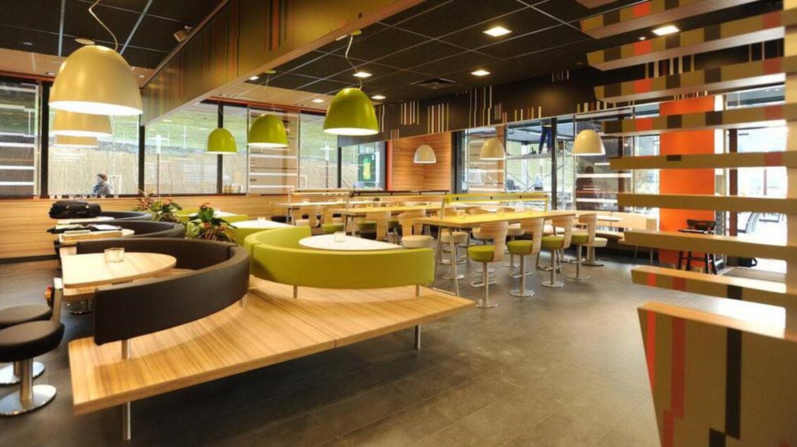 Ein modernes Restaurant mit einer gemütlichen Atmosphäre. Die Einrichtung besteht aus Holz und bunten Möbeln, mit großen Fenstern für viel Tageslicht. | © Hauser Kaibling