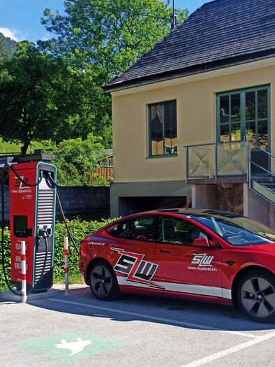 At the parking lot Gimpelinsel P5 in Bad Aussee, there are two charging stations for electric cars. | © Schwarz Wagendorffer