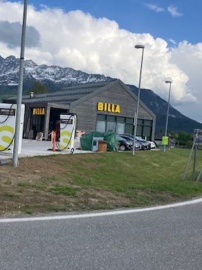 <p>Two charging stations for electric vehicles on the Billa parking lot next to a busy road.</p> | © TVB Ausseerland Salzkammergut (c) Heike Temmel