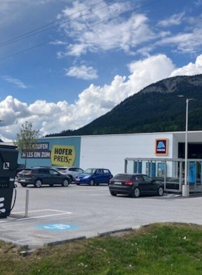 Hofer Parkplatz mit E-Tankstelle | TVB Ausseerland Salzkammergut (c) Heike Temmel | © TVB Ausseerland Salzkammergut (c) Heike Temmel